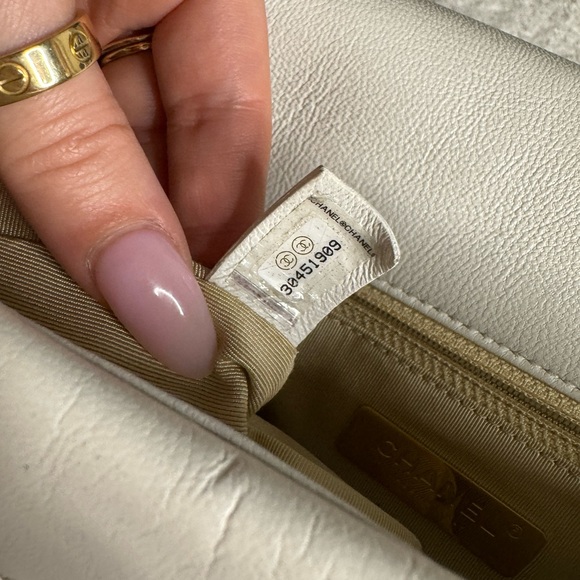 CHANEL 19 Large white - Picture 10 of 15